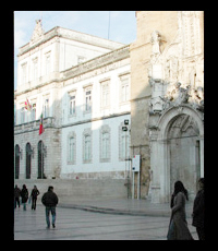 Vista do centro histórico — azulejos e pedra trabalhada